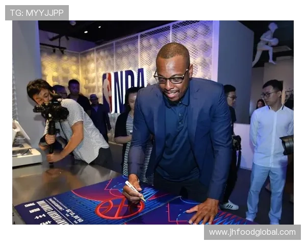 奥里吉解约后跨界现身NBA秀场